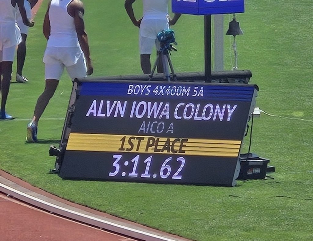 IowaColonyHS's tweet image. Congratulations to the 4x4 team, for finishing the day up with bringing home the final relay gold 🥇You guys definitely showed up and showed out today!