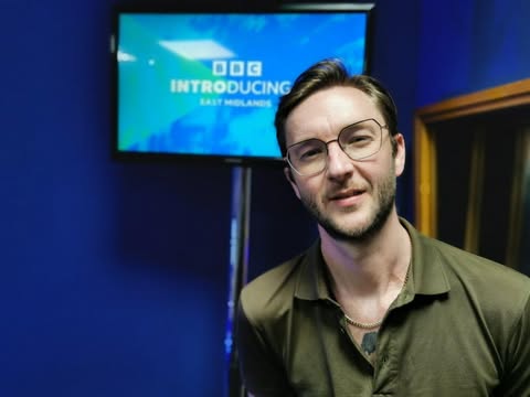 the beat (@beatonthebeeb) on Twitter photo Live in the studio next - <a href="/deanjacksondj/">Dean Jackson</a> is joined by <a href="/tombrightmusic/">Tom Bright</a> to talk about his (just released) album ‘Young Old Bloke’. He talks about who he worked with (including the Clash’s Mick Jones), and why it took so long to get it out there!
bbc.co.uk/programmes/m00… Live in the studio next - <a href="/deanjacksondj/">Dean Jackson</a> is joined by <a href="/tombrightmusic/">Tom Bright</a> to talk about his (just released) album ‘Young Old Bloke’. He talks about who he worked with (including the Clash’s Mick Jones), and why it took so long to get it out there!
bbc.co.uk/programmes/m00…
