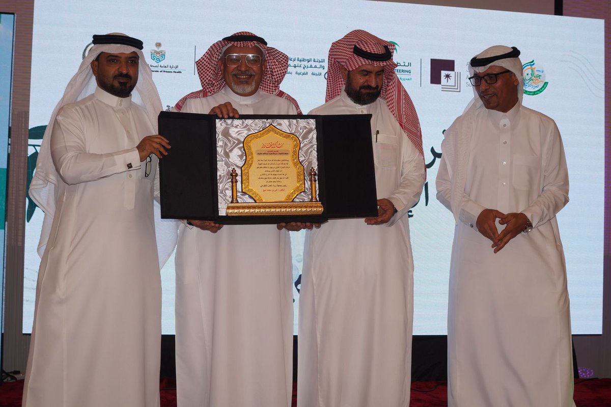 رئيس الجمعية الدكتور/ علي دبيع يكرم الرئيس الفخري اللواء/ عبدالحميد عطيف في حفل ختام برنامج العيادات الاستشارية والذي نُفذَ بالشراكة مع لجنة تراحم جازان