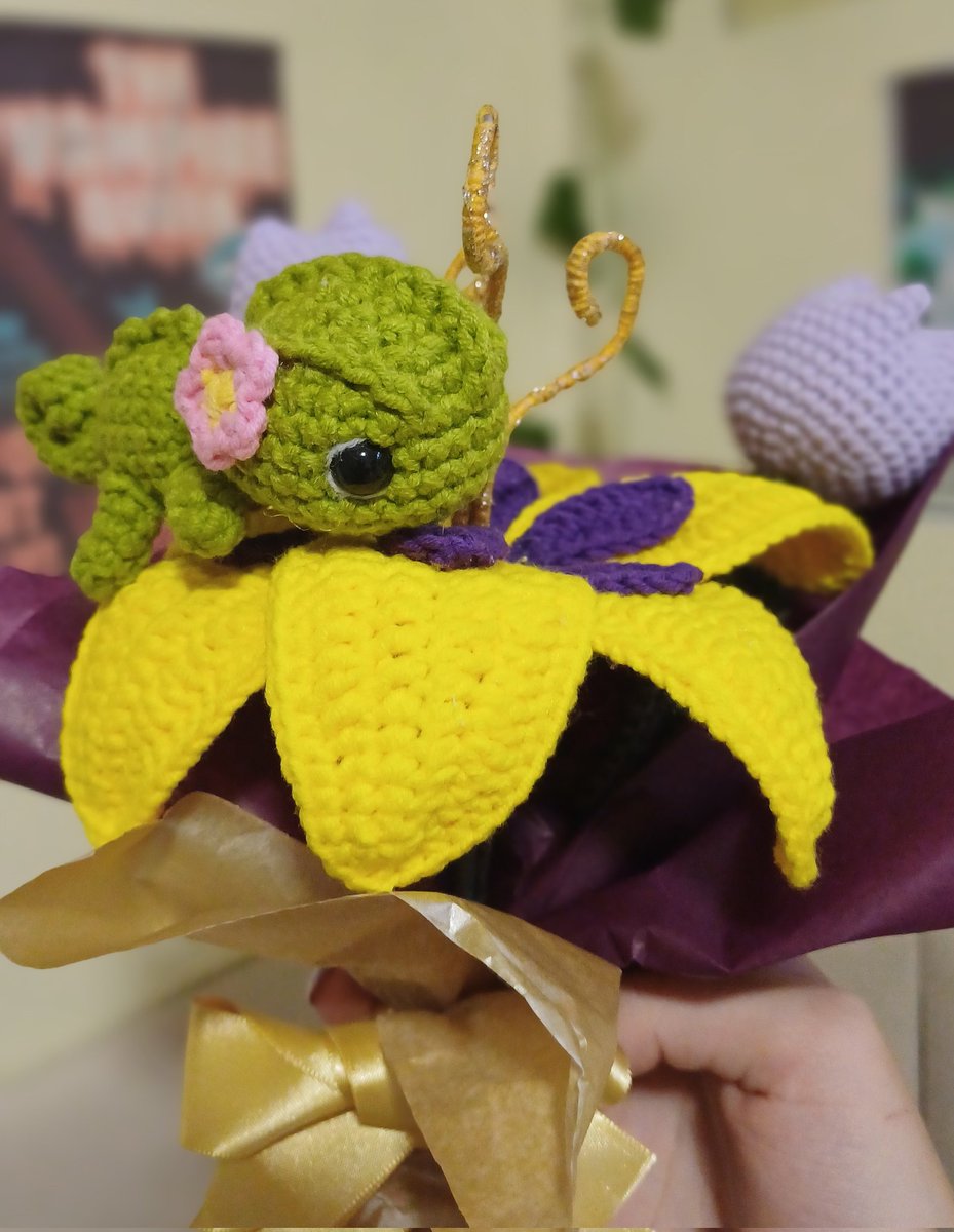 comprarias um buquezinho da rapunzel com um pascal morando na pétala do lirio??