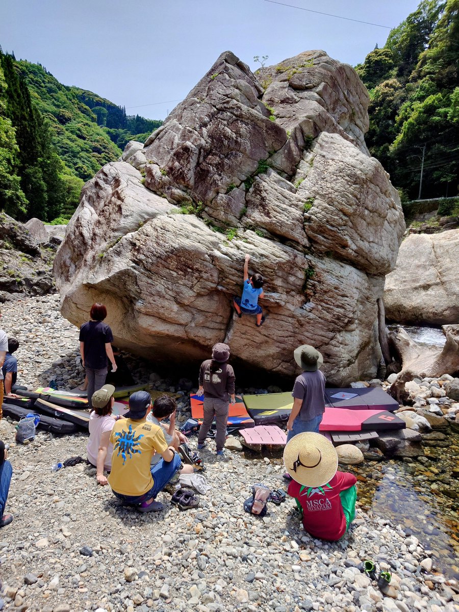 MotoKmi's tweet photo. 先日は、#日之影ボルダー　のイベントに初参加させて頂きました。
素晴らしい自然の中で和気あいあい。気持ちのいい時間でした。
主催者の皆様、参加された皆様、素敵な時間をありがとうございました。
ゴミ拾い後の抽選会では、秀品もGET！
#ボルダリング
#日之影町
#自然 https://t.co/8n1S0ZSbGY