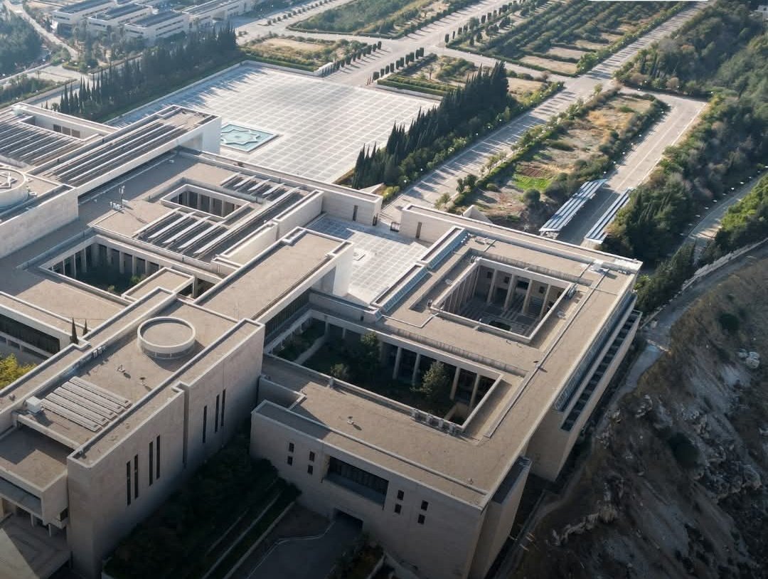 #كلنا_احمد_الشرع 
#أنا_مع_الدولة_السورية 
القصر الرئاسي السوري... دمشق