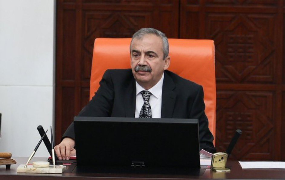 İstanbul Milletvekili, Türkiye Büyük Millet Meclisi Başkanvekili Sayın Sırrı Süreyya Önder’in vefatından derin üzüntü duydum.

Siyasete ince mizahı ve ılımlı iletişimi ile farklı bir üslup getiren Sayın Önder hayatının bir çok alanında iz bırakmış biriydi .
”Terörsüz Türkiye