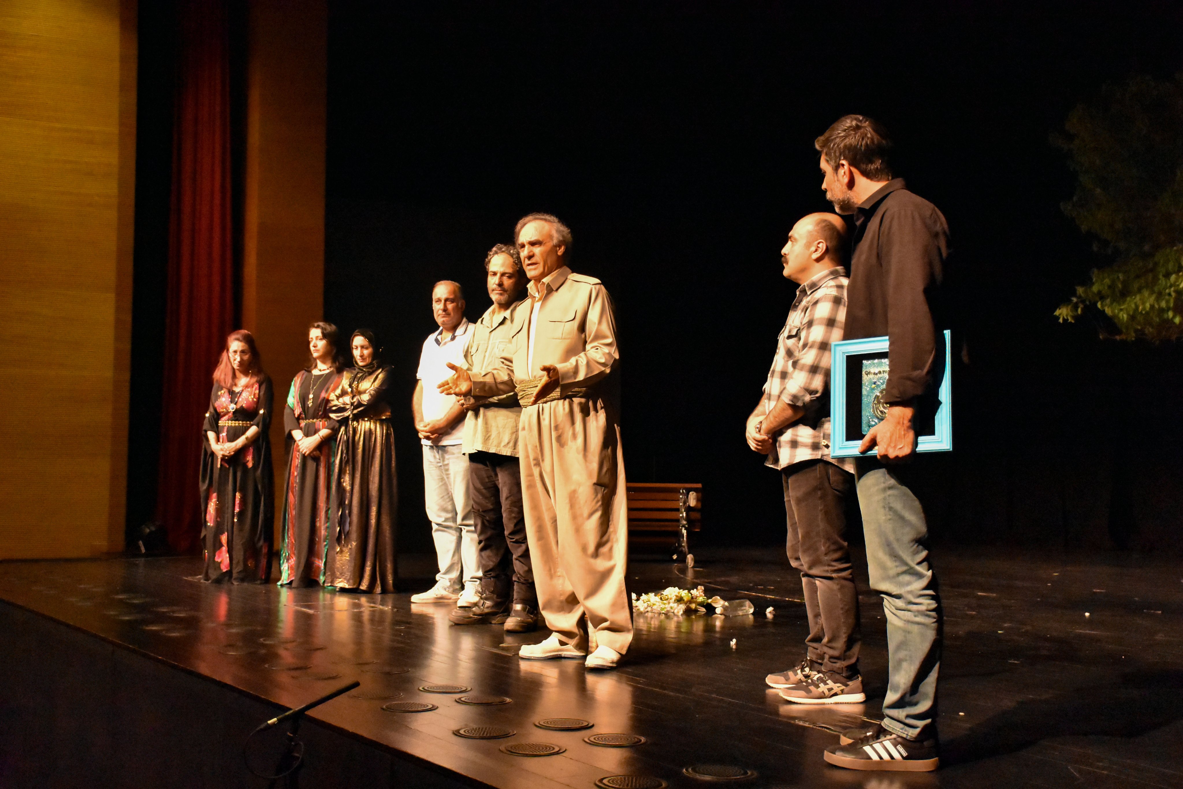 ⚫ Amed Tiyatro Festivali, Önder’in Vefatı Nedeniyle Sonlandırıldı ◼️ 10. Amed Tiyatro Festivali’nde, Sîne’den gelen Akademiya Hûner Topluluğu’nun Chonur oyunu gösterildi. Gösteriden sonra oyunculara plaket takdim edilmesi ardından Şehir Tiyatrosu oyuncusu Özcan Ateş açıklama yaptı. Ateş, Meclis Başkanvekili ve DEM Parti İstanbul Milletvekili Sırrı Süreyya Önder’in vefatı nedeniyle bugün itibariyle Amed Tiyatro Festivali’ni sonlandırdıklarını, yarın gösterime sunulacak tiyatro oyunlarının iptal edildiğini belirtti. #Diyarbakır #Amed #SırrıSüreyyaÖnder