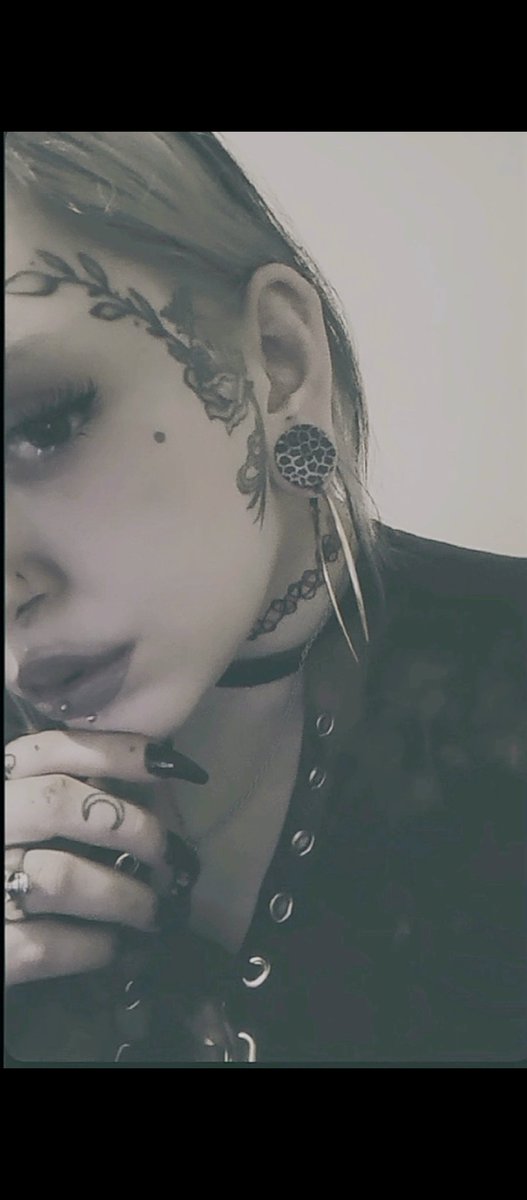 scum_void's tweet image. ⊱♚𝓾𝓱𝓰♚⊰

#tattoos #stretchedears #plugs #piercings #facetattoo #verticallabret #acrylicnails #nosering #90sbaby #contentcreator #alternative #beautymark  #onlyfans #vinetattoo #rosetattoo #moontattoo #anxiety #altgirl  #girlswithtattoos  #tonguepiercing  #goth #gothgirl
