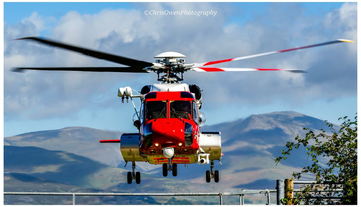 Head on with Rescue 936 out of <a href="/CaernarfonEGCK/">Caernarfon Airport</a> <a href="/YGEDBangor/">Ysbyty Gwynedd ED</a> 📸🏴󠁧󠁢󠁷󠁬󠁳󠁿

#rescue #helicopter #aviationdaily #aviationphotography #photography #avgeek <a href="/HMCoastguard/">HM Coastguard</a> <a href="/csubbe/">Chris Subbe</a>