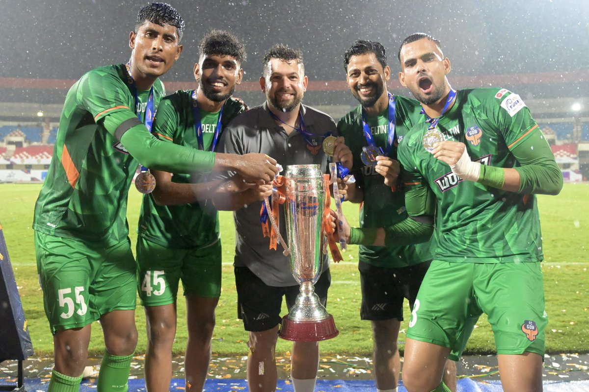 Gracias por acompañarnos en esta temporada inolvidable.

Hemos crecido, luchado y disfrutado juntos cada paso del camino. Cerramos el año con la alegría de levantar la Supercopa y el orgullo de haber conseguido el billete para la AFC Champions League 2.