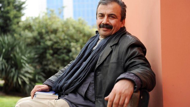 “Hapishaneler de memlekettendir” sözüyle hatırlayacağım seni Sırrı Süreyya Önder.. Sen ki, aradığın o adil barış ortamının, demokratik bir toplumun unutulmaz değerlerinden biri olarak, açık sözlü ve toplumun neşesi olarak her zaman hatırlanacaksın.