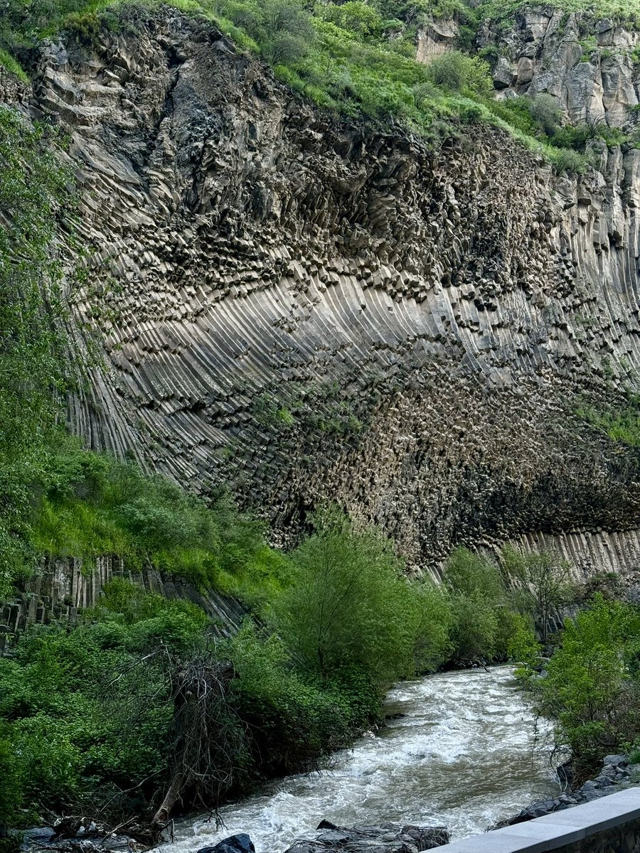 Nastasia_Niki's tweet photo. Rocks that captivate! 🌄 Nature has created a true wonder — basalt columns by a rushing river. Does anyone know where this is? 🧐 #Travel #Nature #Geology #Amazing #ExploreTheWorld #Armenia #TravelArmenia
#SpringWonderland #NatureLovers https://t.co/po4l3xMSl9