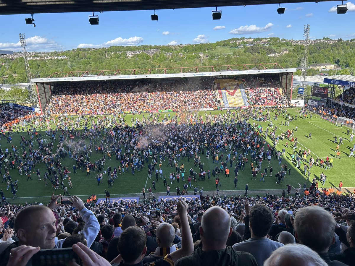 Chris Kamara (@chris_kammy) on Twitter photo Wonderful day singing on the pitch with the Bantam Choir at Bradford City this aft. Thanks to all the fans for your generosity 🥰filling me & <a href="/garrettsgossip/">Lesley Garrett CBE</a> buckets for the Bradford Burns Unit & also another big thanks to manager Graham Alexander coming up to join us for a beer Wonderful day singing on the pitch with the Bantam Choir at Bradford City this aft. Thanks to all the fans for your generosity 🥰filling me & <a href="/garrettsgossip/">Lesley Garrett CBE</a> buckets for the Bradford Burns Unit & also another big thanks to manager Graham Alexander coming up to join us for a beer