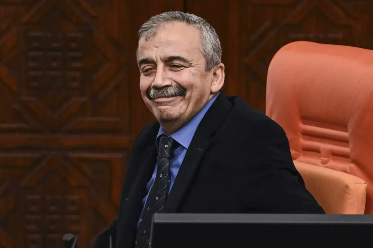 Hitabet bir sanattır ve bu sanatın en büyük  ustasıydı #SırrıSüreyyaÖnder. Rengi ne olursa olsun herkese dokunan bir rehberdi. Saygıyla...