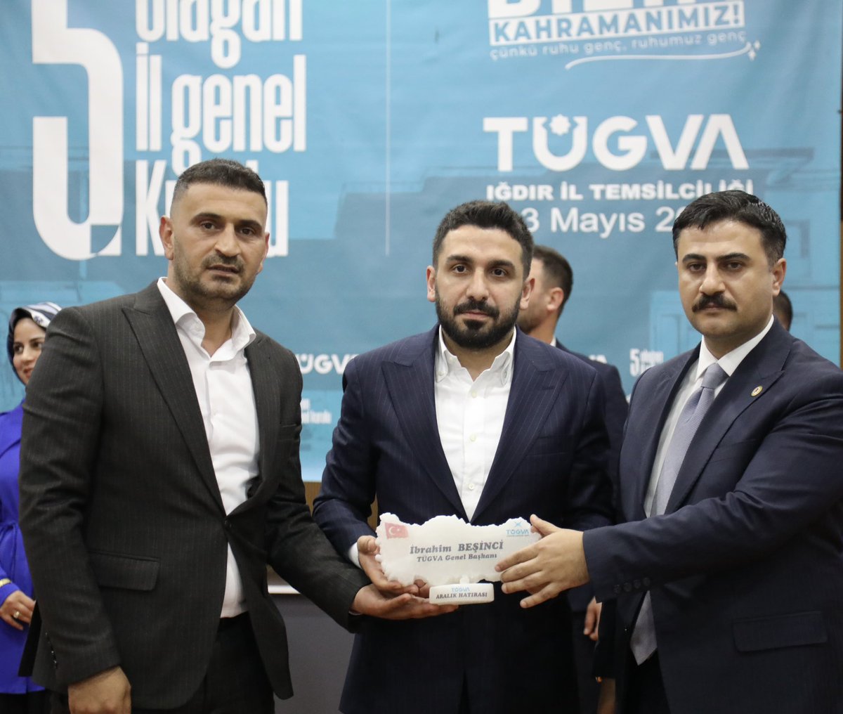 Bir dava ancak, yürekten gelen samimiyetle taşınır. 

 <a href="/ibrahim_besinci/">İbrahim Beşinci</a> isimlik <a href="/TugvaAra/">TÜGVA Aralık</a>’lık hatırası çok yakıştı başkanımıza 😊