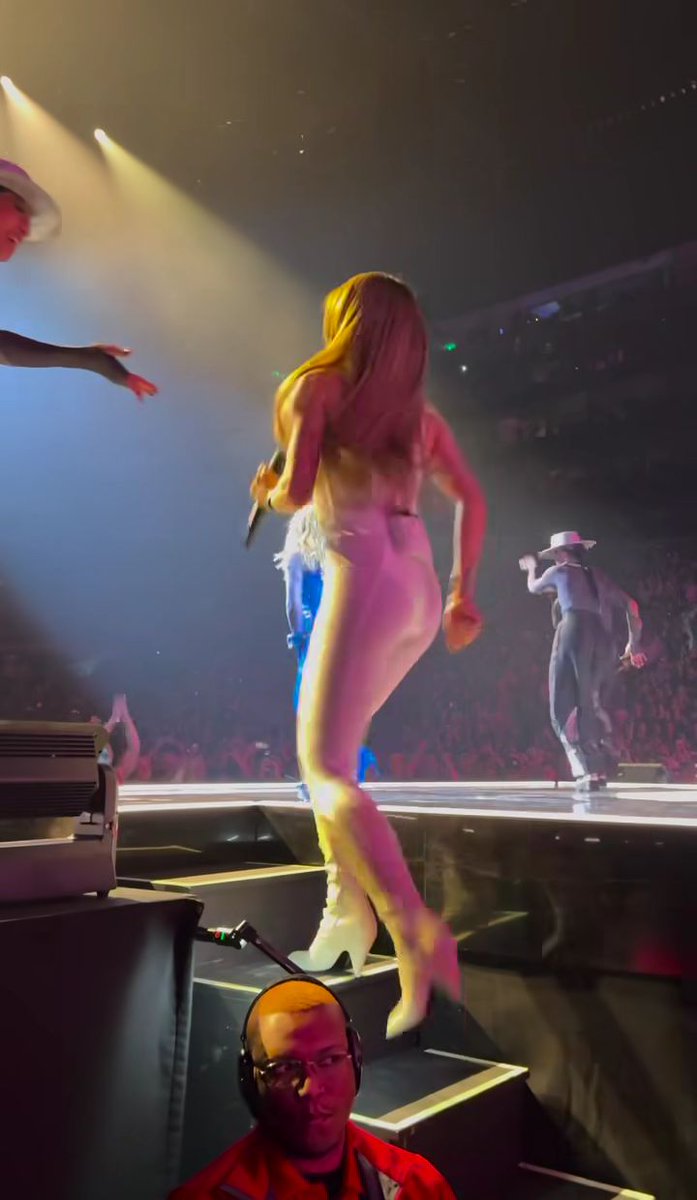 SwannKelvin's tweet image. SPINNING WITH RITA!✨💎🇺🇸 
#Kylielove💎 #UKbound💎