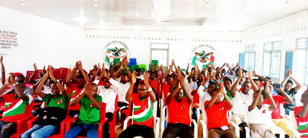 CnddG2737's tweet photo. Muri komine #Gishubi hakaba hatanzwe imyambaro y'umugambwe @CnddFdd yatanzwe n'imvukira #Ndayishimiye_Isaac na #Ndabirenge_Egide maze kw'izina ry'ubuserukizi bwa antenne Gishubi bugashima n'ubukengurutsi bwinshi iyo ngabire bwahawe.@R_Ndikuriyo @DorianeMunezero @kadenys2 https://t.co/C7iEwNizAh