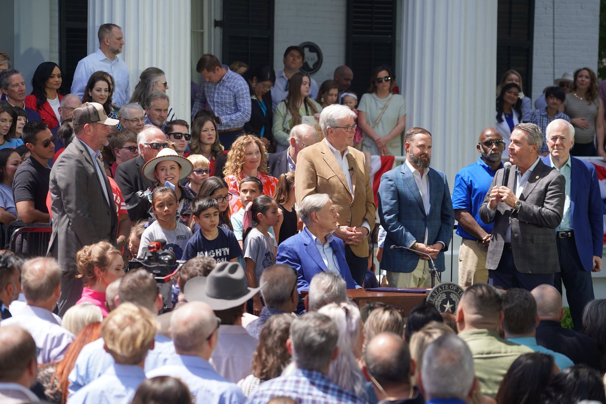 Some photos of the SB 2 signing at the governor's mansion this afternoon. #txlege