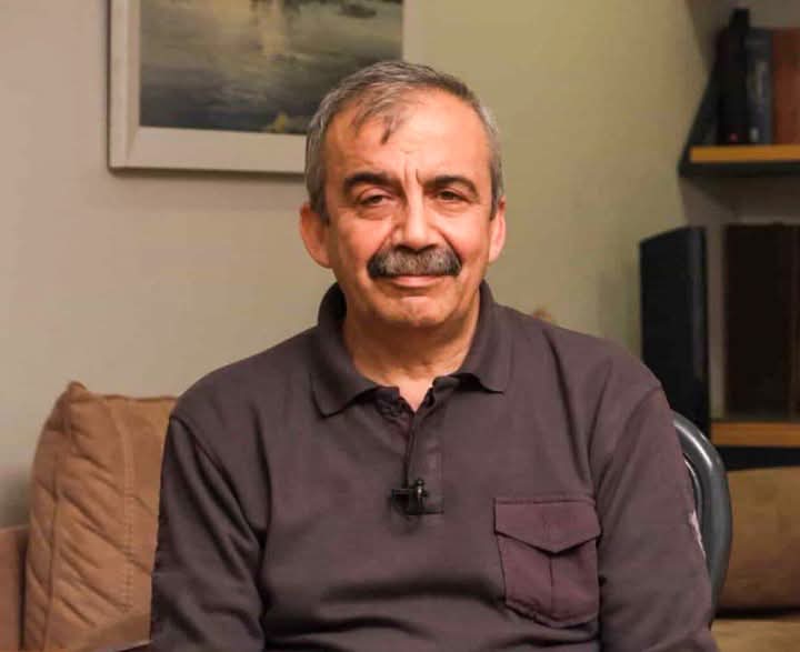 Peyayê wêrek û xwedî wijdan Sirrri Sureyya Onder hîro koça xwe bar kir.
Oxir be