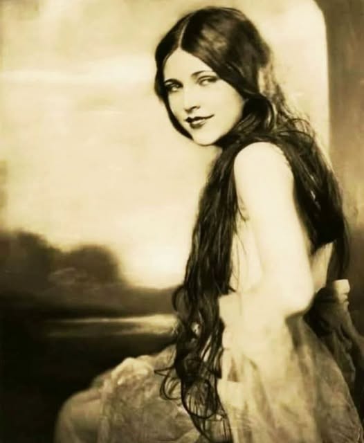 Lota Cheek, 
the winner of a NYC beauty contest in 1922.