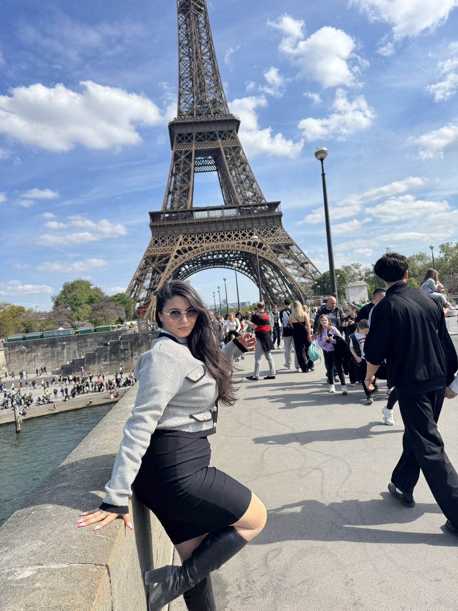 whoisv's tweet photo. Traveling whenever I desire is the way I spoil myself https://t.co/Z6LPaxPKzT