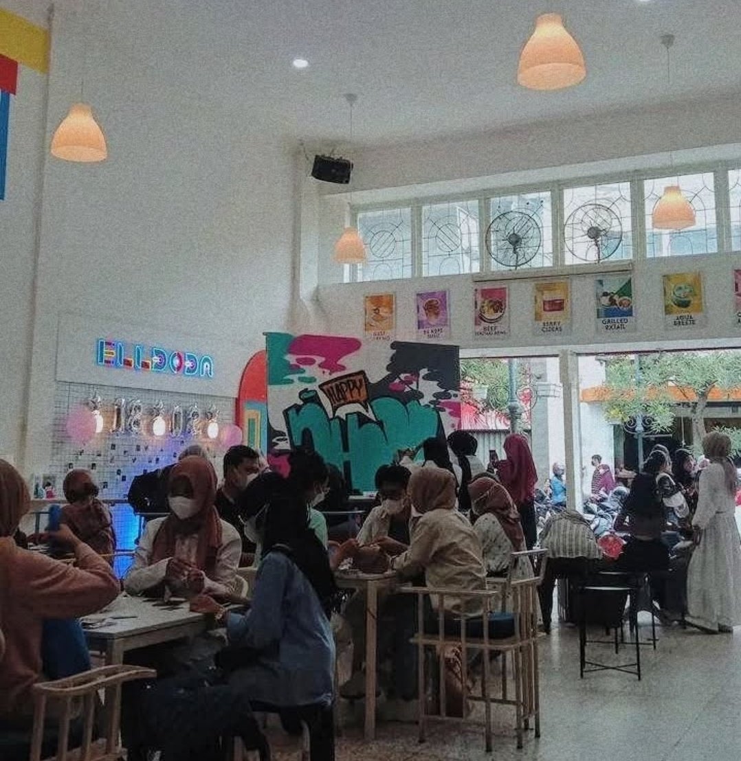 thvuti's tweet photo. jadi ke inget pas rayain bday J-Hope bareng army lainn, gapapa next time uti bisa ketemu yaa 🥰 https://t.co/NQOuPeZnDo