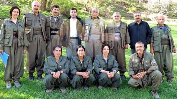 Evet evet hümanist barışcıl insandı yorumlarını örümcek zihniyetliler anlamıyor.Kapınıza başçavuş gelir tehditleri,Öcalan babam diyeni

"Adam politikadan öte iyibir İNSANDI.Hümanistti Örümcek zihniyetlilerin anlayacagi bir mevzu değil ne yazık ki  afallayip durmaya devam edinsiz"