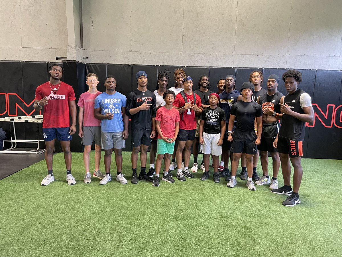COREY Garrett (@coreygarrett0) on Twitter photo Just another deposit made!🚫🛩🚫
Training with upperclasmen and college players will pay off.....
<a href="/Smitherman_Era/">Coach Mo</a> <a href="/CoachAbrams/">Adrian Abrams</a> <a href="/TigerMinor/">Minor High School Football</a> <a href="/AwesomeJet20/">Coach Jet 🛩️</a> Just another deposit made!🚫🛩🚫
Training with upperclasmen and college players will pay off.....
<a href="/Smitherman_Era/">Coach Mo</a> <a href="/CoachAbrams/">Adrian Abrams</a> <a href="/TigerMinor/">Minor High School Football</a> <a href="/AwesomeJet20/">Coach Jet 🛩️</a>