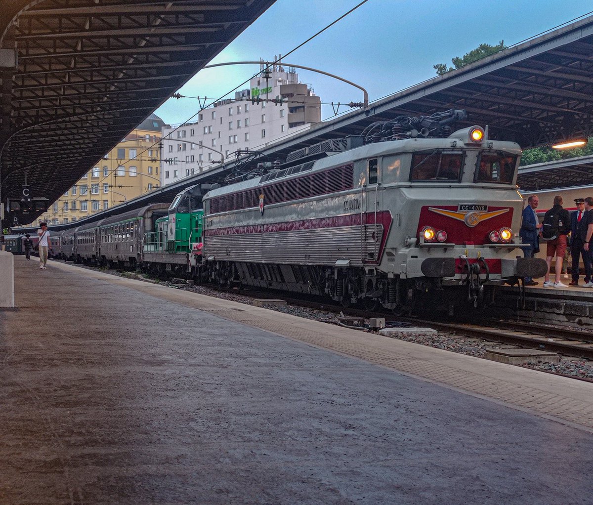 SimonBarth62993's tweet photo. Retour du train spécial du @mfpn_trains avec la CC 40110 à Paris Est après son retour de Reims.

#trains #paris #SNCF https://t.co/5Xl2m2wbWk