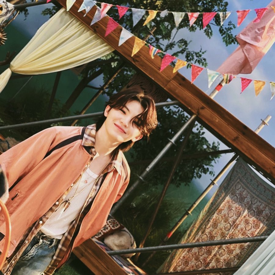 cheolaffect's tweet photo. !short au: soonhoon¡

Jihoon só queria wi-fi e café gelado. Acabou no sertão, sem sinal, rodeado de milho, forró e um sanfoneiro sorridente chamado Soonyoung. No São João mais caótico (e encantador) da sua vida, ele só não esperava tropeçar… direto num romance https://t.co/ytkA42Pyrj