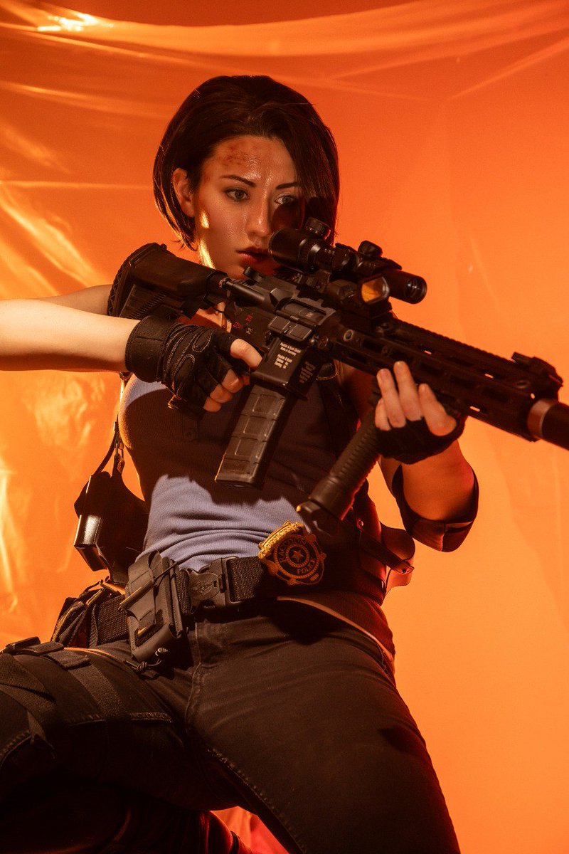 I think these weird glowing parts on the body - unnecessary.
#jillvalentine
#residentevil3remake