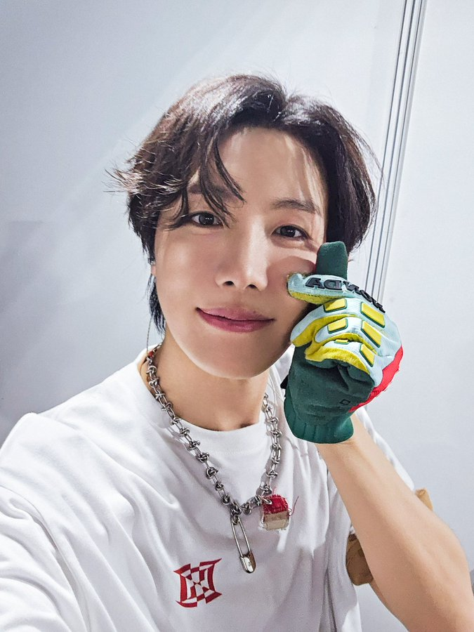Oh, hobi was wearing gloves for Equal Sign at Jakarta concert