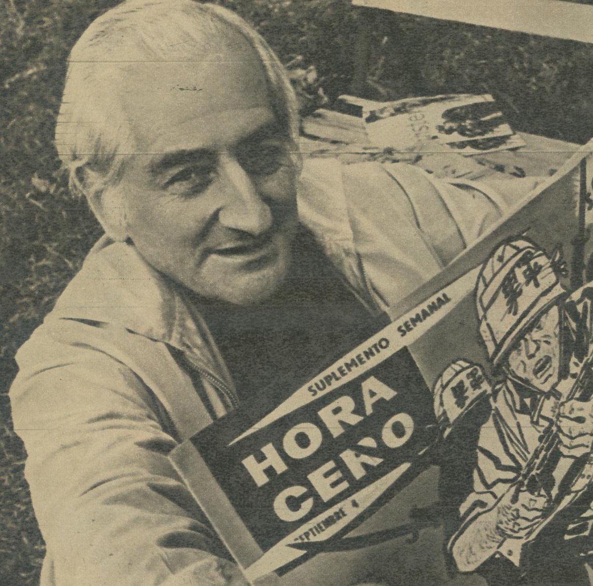 Oesterheld escribió El Eternauta en 1957, cuando en sus propias palabras, aún no estaba para nada politizado. No fue hasta casi 18 años después que el tipo se hizo guevarista y se unió a Montoneros, principalmente porque las hijas lo convencieron.

Recién en 1976 hace una