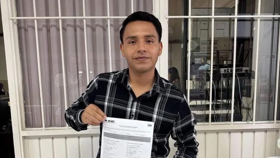 Diario_Supremo's tweet image. ⭕️ Como debe…

Hijo de candidato asesinado hace unos días, en #Veracruz suple a su padre; irá por alcaldía de #Coxquihui

El #OPLE de Veracruz aprobó la sustitución en sesión urgente, destacando que el nuevo candidato cumple con los requisitos legales.

El hijo del fallecido