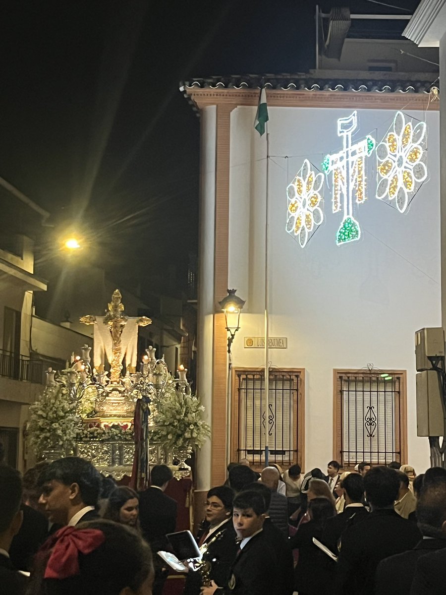 Entra la Santa Cruz en su calle a los sones de Reina la Esperanza

#Glorias2025
#125añosSantaCruz
#SuenaLaFilarmónica