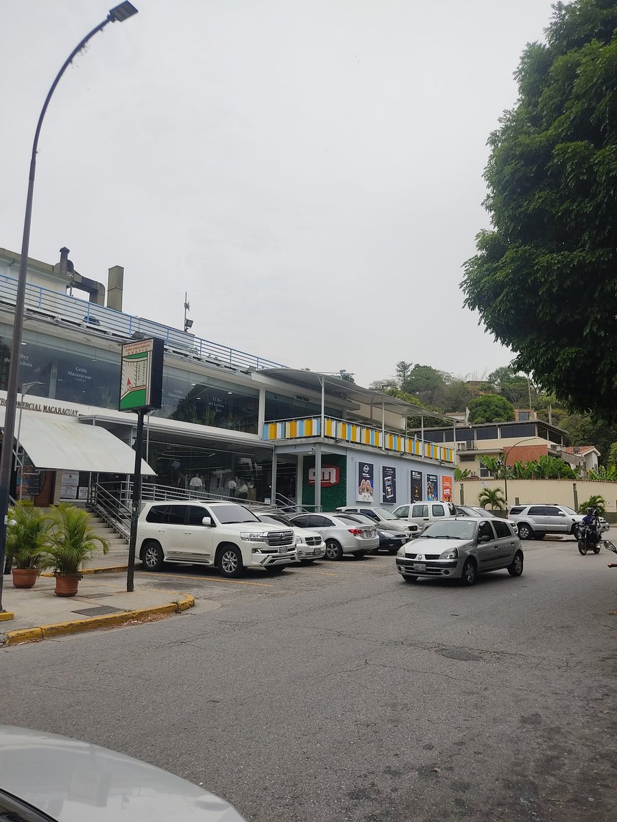 soymacaracuay's tweet photo. #Matraca Se Denuncia a funcionarios de PoliSucre y sus grúas, cambiaron de sitio y ahora asedian a clientes q van a realizar sus compras a Panadería Flor de Macaracuay o Madeirense, llevándose vehículos d zonas S/RAYADO AMARILLO
@CaraotaDigital
@Macaracuay2015
@infomacaracuay https://t.co/FiEj2uk6YJ