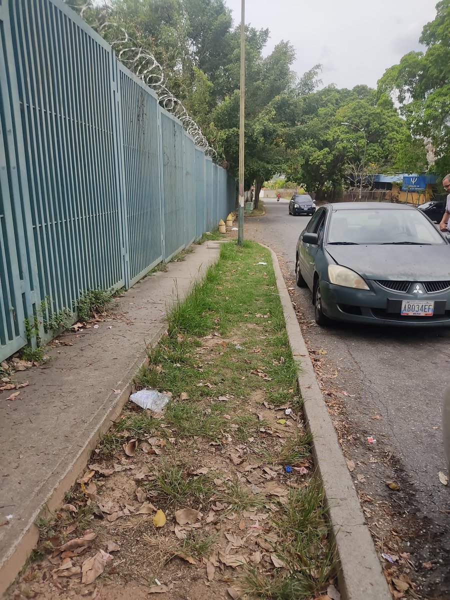 soymacaracuay's tweet photo. #Matraca Se Denuncia a funcionarios de PoliSucre y sus grúas, cambiaron de sitio y ahora asedian a clientes q van a realizar sus compras a Panadería Flor de Macaracuay o Madeirense, llevándose vehículos d zonas S/RAYADO AMARILLO
@CaraotaDigital
@Macaracuay2015
@infomacaracuay https://t.co/FiEj2uk6YJ
