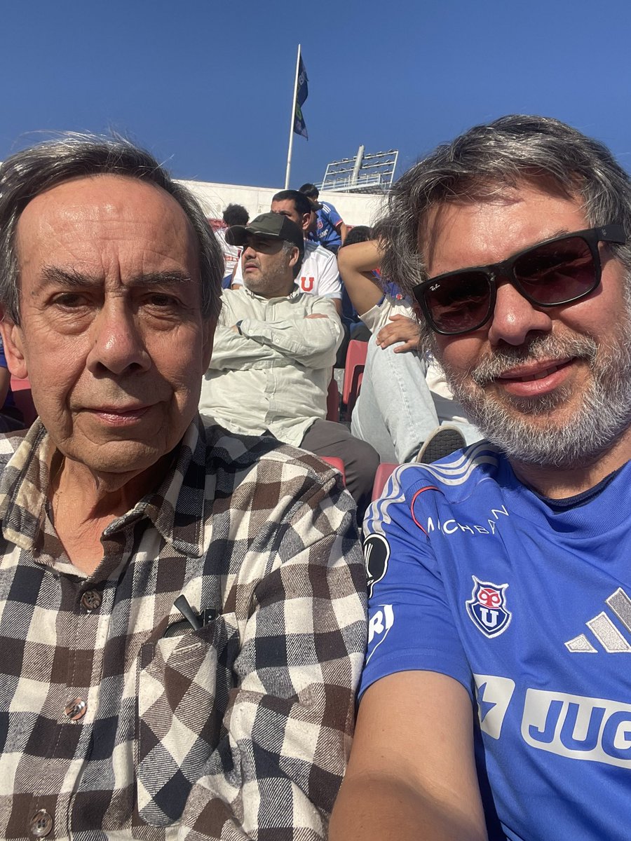pcourbis's tweet photo. Con mi viejo en el estadio @udechile https://t.co/JoWXfRzftx