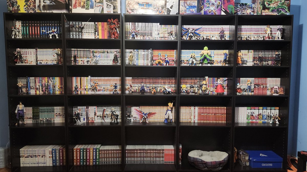 LivinLikeLock's tweet image. Shelf update! Just about 750 volumes collected along with way too many figures. Hope I can make it to 1000 before too long, the other 100 volumes of One Piece will help 😭