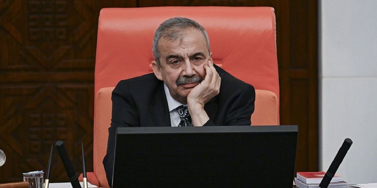 cihandemir001's tweet photo. TBMM Başkanvekili, DEM Parti Milletvekili, edebiyatçı, yönetmen ve yüreği barışla atan bir adamdı Sırrı Süreyya Önder. Siyaseti insani bir zemine taşıdı.
halkın yüreğinde bıraktığı izi asla unutmayacağız.
Işıklar içinde uyu güzel insan.
#SırrıSüreyyaÖnder #Barışınİnsanı https://t.co/wBGZabx90M