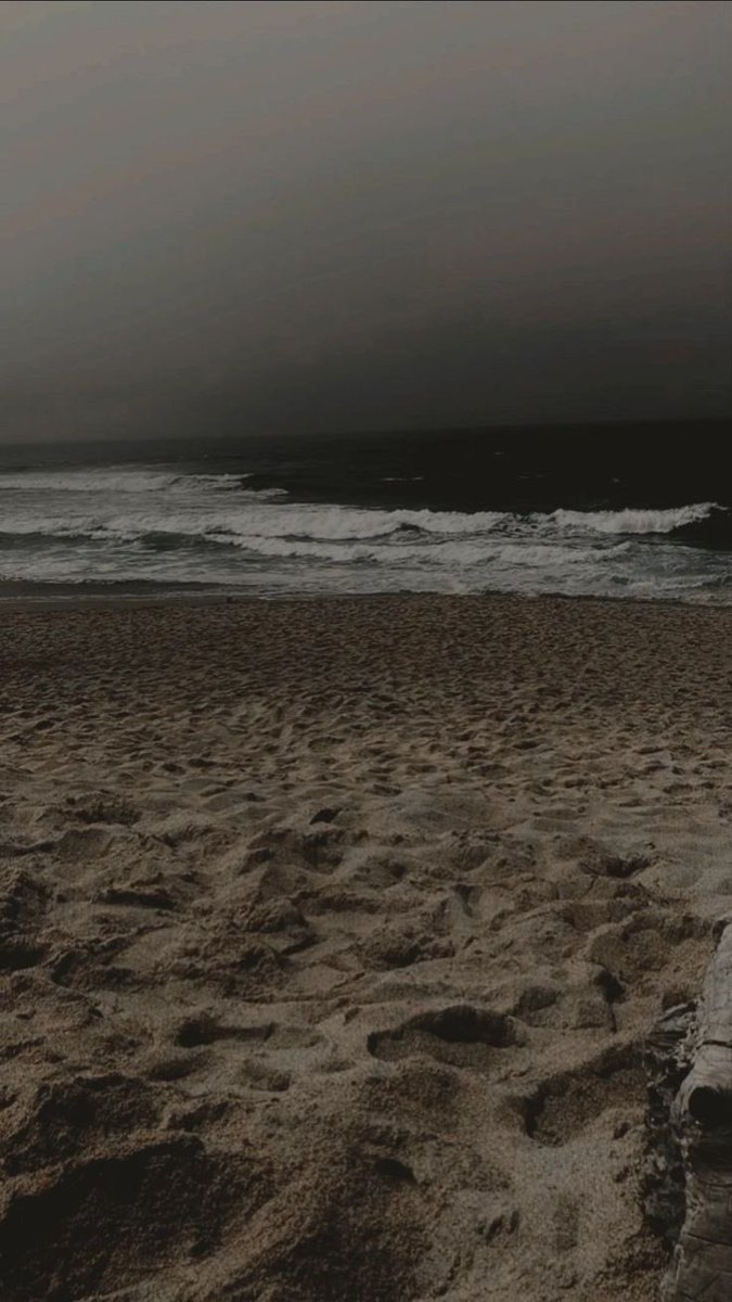 Bende bir his var ama senin gibi hissetmiyorum .
Ayna gibiyim aslinda 
- Sen ne yansitirsan onu büyütüp şekillendiriyorum.
Senin hiçliğinde 
Karanlığında kaybolup gidiyorum ...
#bolu #GeceyeNotum #GeceyeBirNot #gece