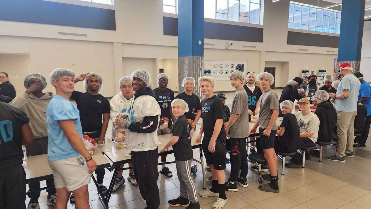 Xanderclarey's tweet photo. So happy I got to help feed the hungry today with my football brothers! Thank you to Meals to Missions for allowing us to be part of your continued blessings in this world and our local community. @SKG_Football @SKG_Athletics https://t.co/iOzRoCGgDO
