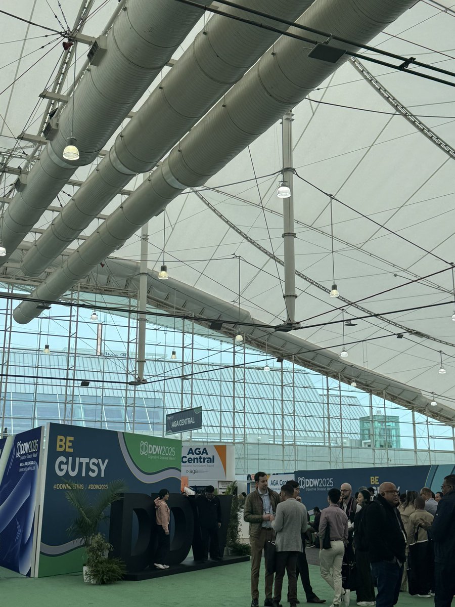 AbuassiMoe's tweet image. After a fuel delay, a flight diversion, and gate changes that felt like a triathlon… I finally made it to #DDW2025. Totally worth it! ☀️
Shoutout to American Airlines for the unplanned Texas tour…