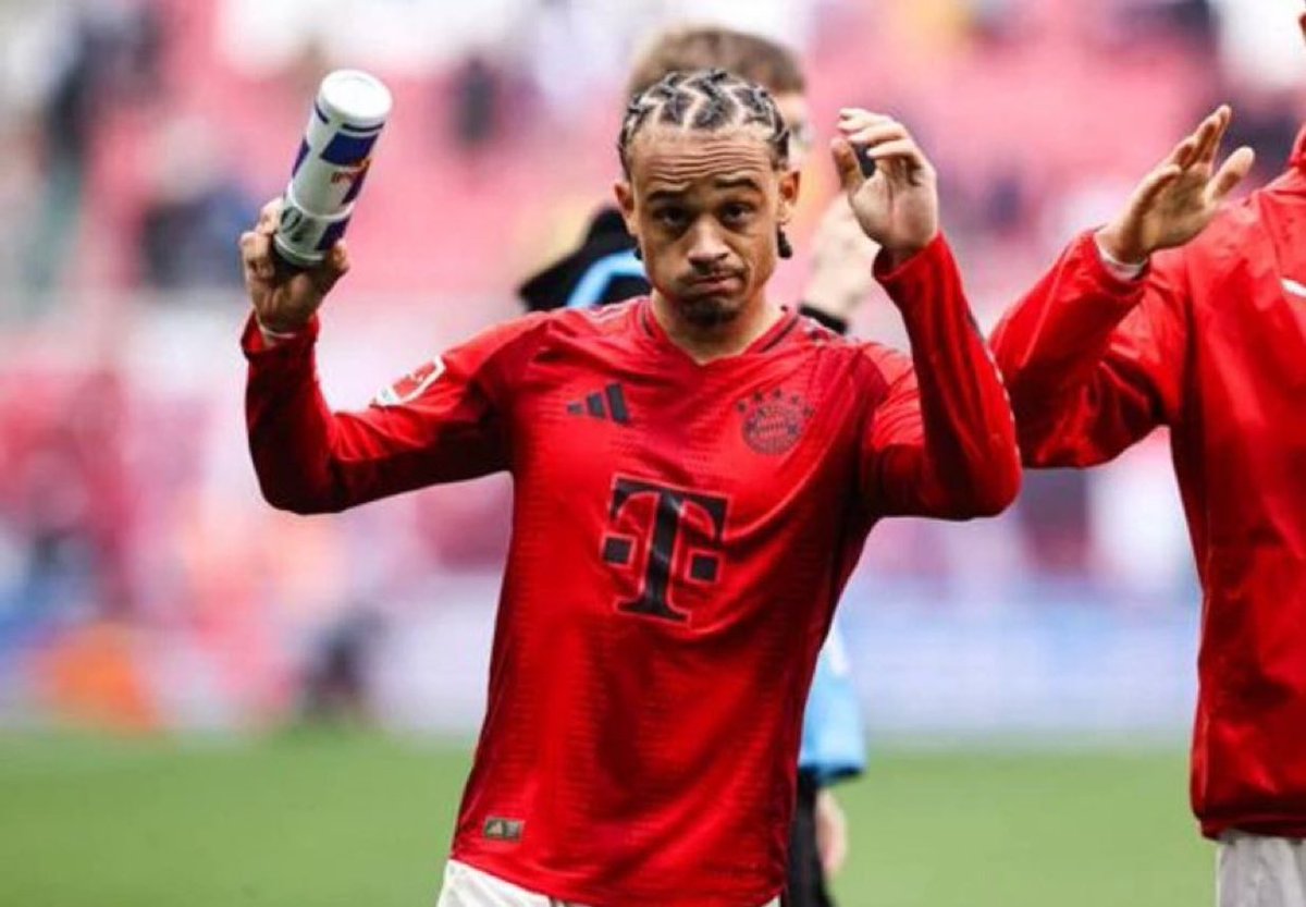 MediaBayernFR's tweet image. Xavi Simons portait le maillot du Bayern après le match.

T’avais qu’à venir l’été dernier POV CON