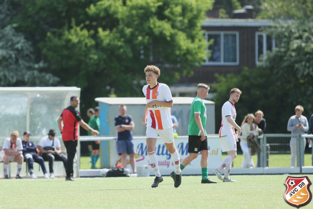 Lukas weer een (2e) helft terug op de voetbalvelden na half jaar buitenland!
De wedstrijd met <a href="/SVC_08/">SVC'08</a> 2 bij #Scheveningen 3 leverde echter geen punten op. Het werd 1-0 voor de gastheren. Marik mocht ook nog 2 minuten invallen! #officieeldebuutinSVC2