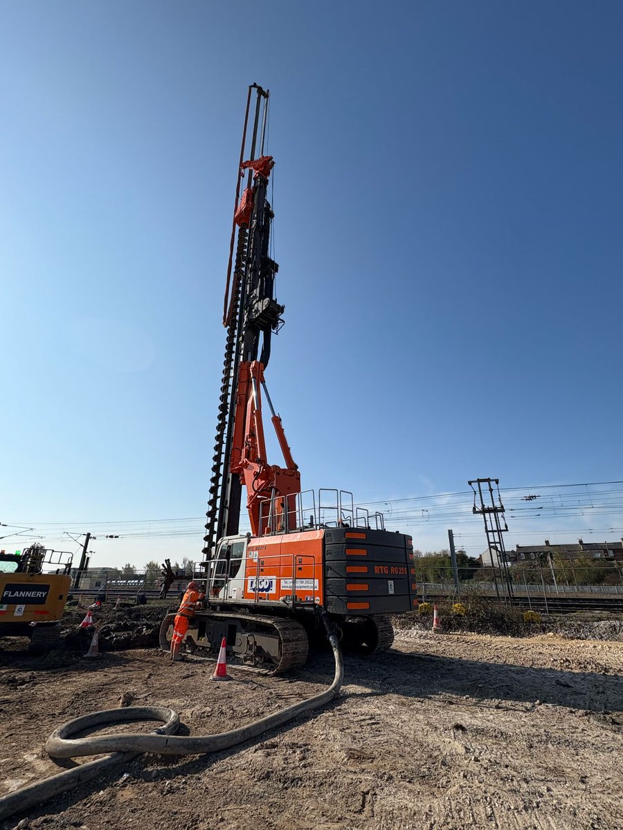 AGDEquipment's tweet image. #RTG RG25S multi purpose #PilingRig installing #CFA piles to 35 m depth in York for #Bauer

In addition to deep CFA we have the equipment for this rig to install:

Secant walls up to 900 mm diameter to 23 m depth using fully cased CFA 

Sheet piles with vibrator to 25 m depth