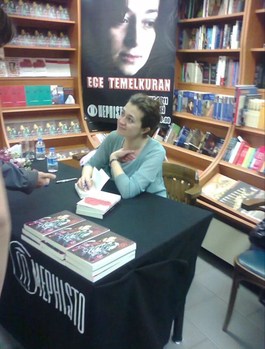 gncczz's tweet photo. sene 2010 ya da 11
Taksimden aşağı mephisto kitabevine hayranı olduğum @ETemelkuran ın imza gününe (Araratın Derinliği) gidiyordum. Sırrı Süreyya Önder’in seçim broşürlerini dağıtıyorlardı merak ettim aldım, biraz okudum. Sonra elimde imza gününe gittim. Ece hanım elimde broşürü görünce gözüme sokmaya mı geldin dedi gülerek. Anlamamıştım. O zamanlar sevgililerimi. Sonra öğrendim tabi. Sırrı Süreyya yı o gün tanıdım, belki Ece ablayı da o gün tanıdım.. her şeyin güzel olduğu yıllardan…
O güne ait bir fotoğraf