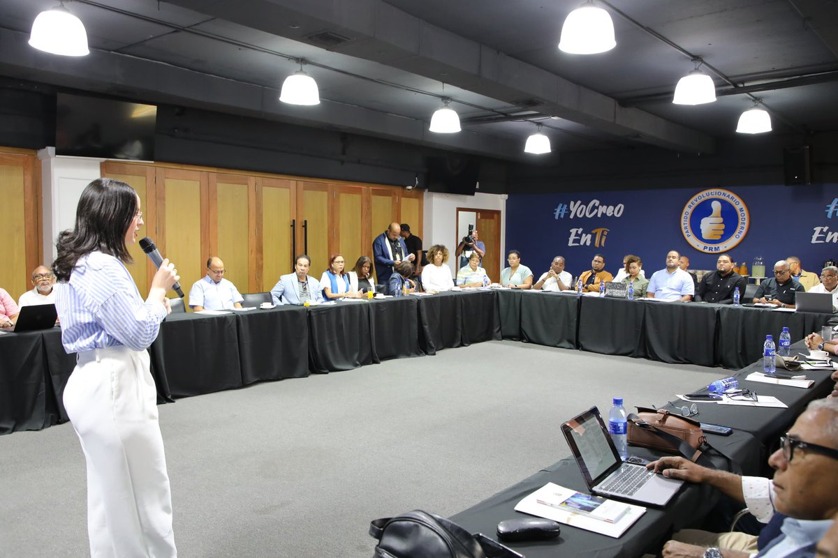 En esta jornada contamos con la destacada abogada Karina Espinal Ovalle ⚖️, facilitadora del CICJED del Tribunal Superior Electoral, compartiendo junto a nosotros su visión sobre la “Estructura del Sistema Electoral Dominicano” 🗳️.