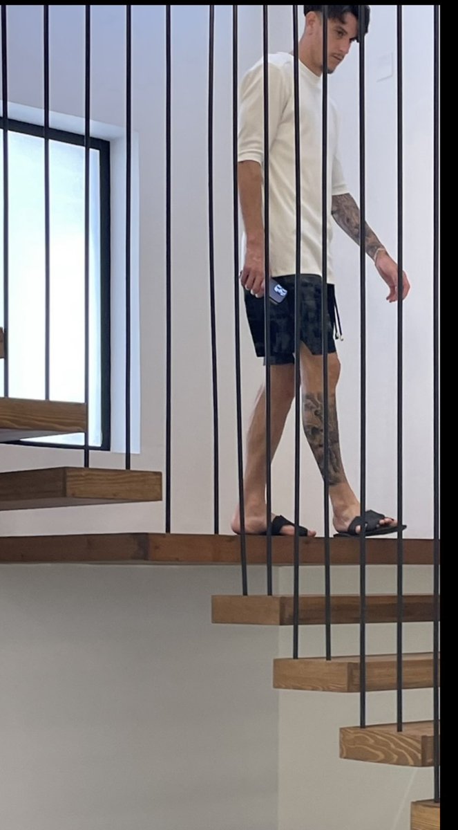 حينما قدم الى مدينة جده تواصل معي الاعب البرازيلي ايبانيز للحصول على عقار مناسب له ووفرنا له ذالك وحينها قال اوعد الجمهور الاهلاوي ببطوله اسيا 
ابارك لصديقي ايبانيز 

#الاهلي_بطل_آسيا 
#الاهلي_كاواسكي