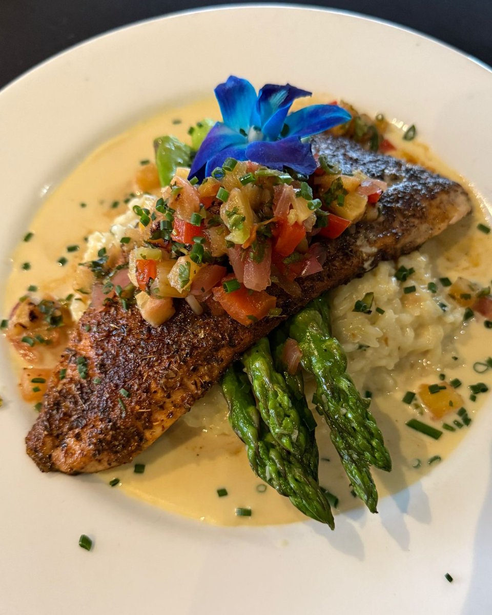 Fresh #seafood specials this evening? Yes, please! We've got ~

Gorgeous Blue Point oysters with peppercorn mignonette, fresh horseradish, &amp; cocktail sauce 🦪🦪🦪

🐟 Blackened Red Trout, with coconut risotto, asparagus &amp; grilled pineapple salsa beurre blanc🍍

#sohoatlanta