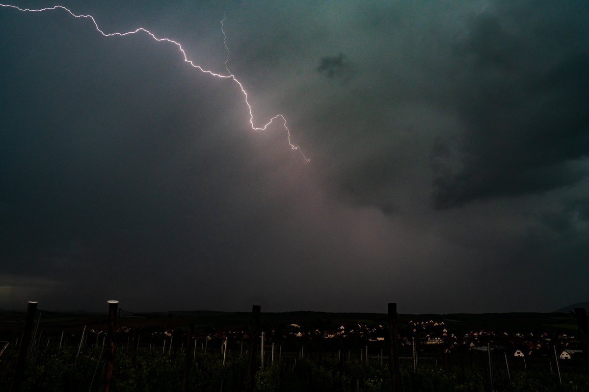 CedricSchell's tweet image. Voici quelques photos de l’orage qui a eu lieu ce soir en Alsace.
📍Steinseltz