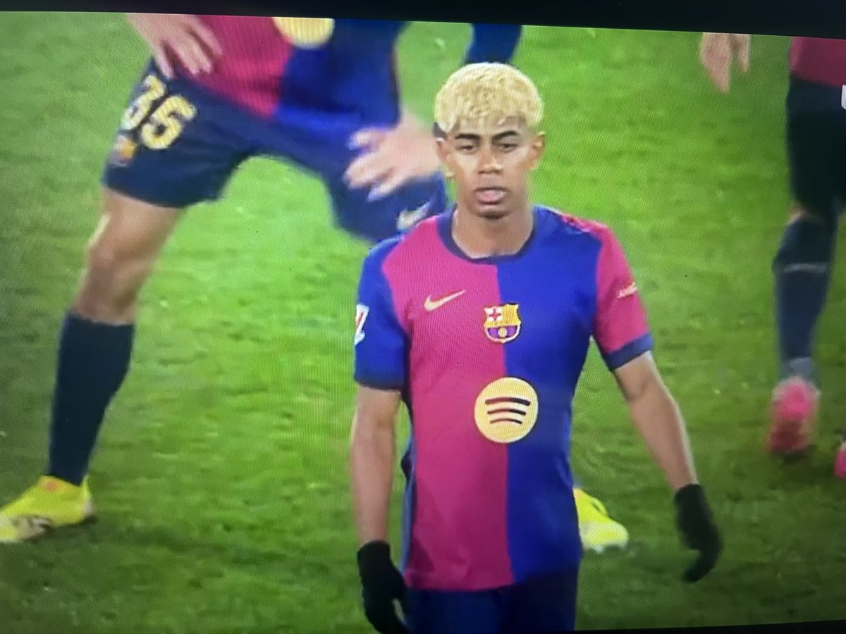 🧤 No los llevaba en el 1er tiempo. 

💉 Pinchazo en medio tiempo. 

🚨 Lo hacen siendo investigados, no quiero imaginar lo que hacía antes…