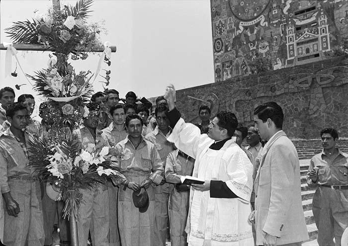 UNAM_MX's tweet photo. #UnDíaComoHoy se celebra el Día de la Santa Cruz ✝️, considerada patrona de la albañilería 🧱. En @P_departidaUNAM, lee una crónica sobre la veneración a este símbolo en Iztapalapa, Ciudad de México > https://t.co/7oQyscGqeV https://t.co/sfoLlTop8m